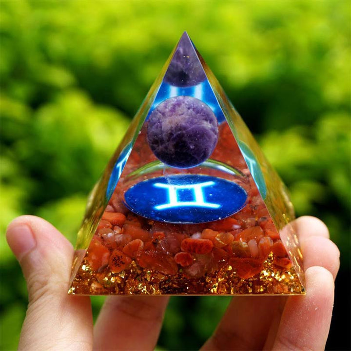 Pyramide d'orgone du zodiaque Gémeaux en améthyste Olivenorma avec agate rouge