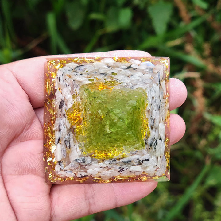 Pyramide d'orgone de l'arbre de vie en pierre de lune Olivenorma avec péridot