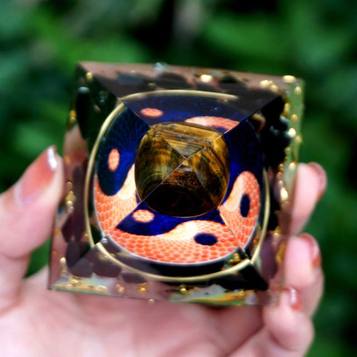 Sphère d'œil de tigre Olivenorma avec pyramide d'orgone Reki en obsidienne