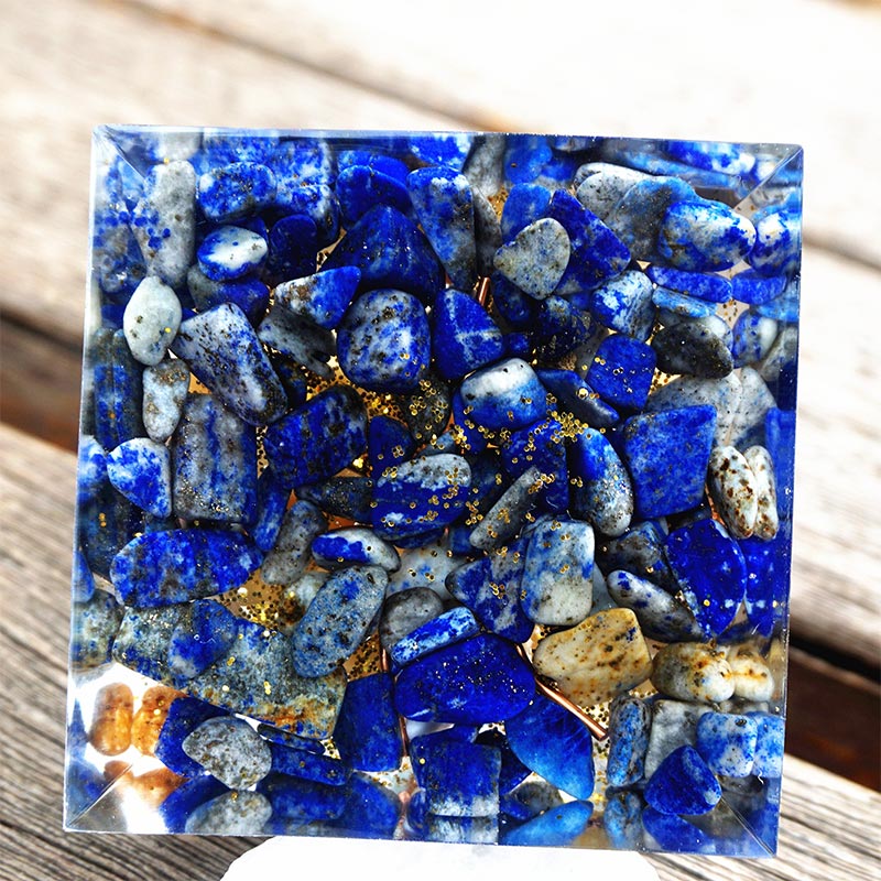 Pyramide d'orgone en aventurine jaune Olivenorma avec lapis-lazuli