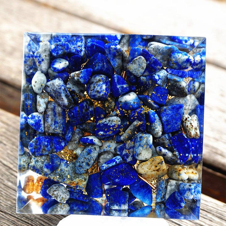 Pyramide d'orgone en aventurine jaune Olivenorma avec lapis-lazuli
