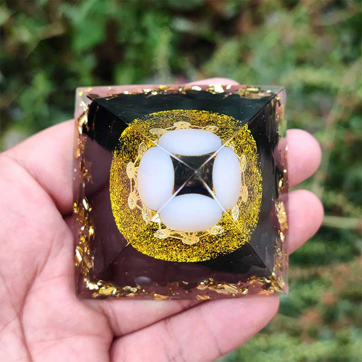 Sphère d'agate blanche Olivenorma avec pyramide d'orgone en obsidienne