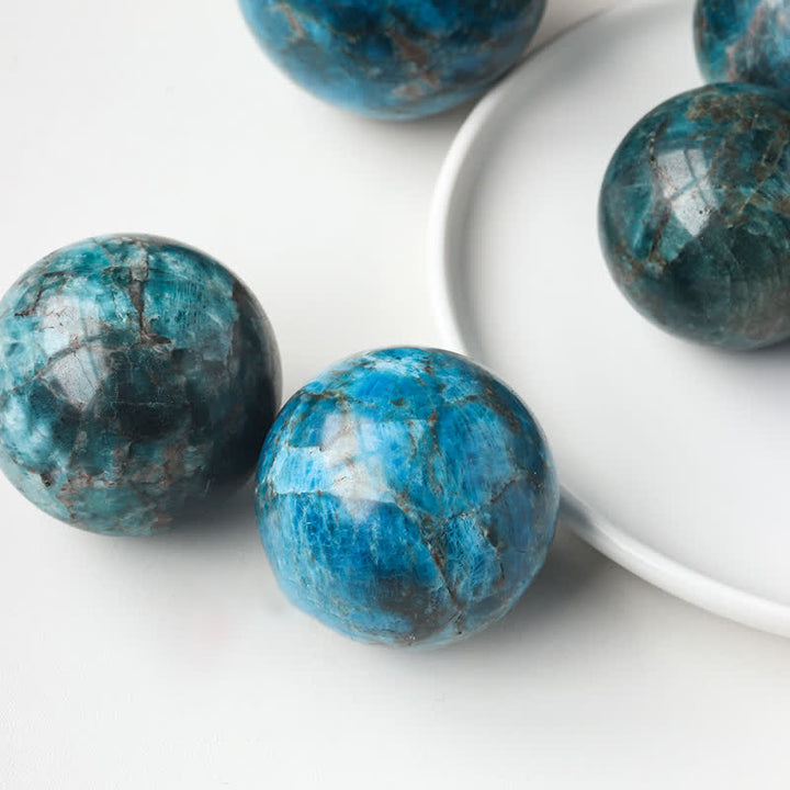 Sphère de cristal de force en apatite bleue - image 1